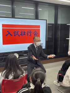 熱いメッセージを送る講師