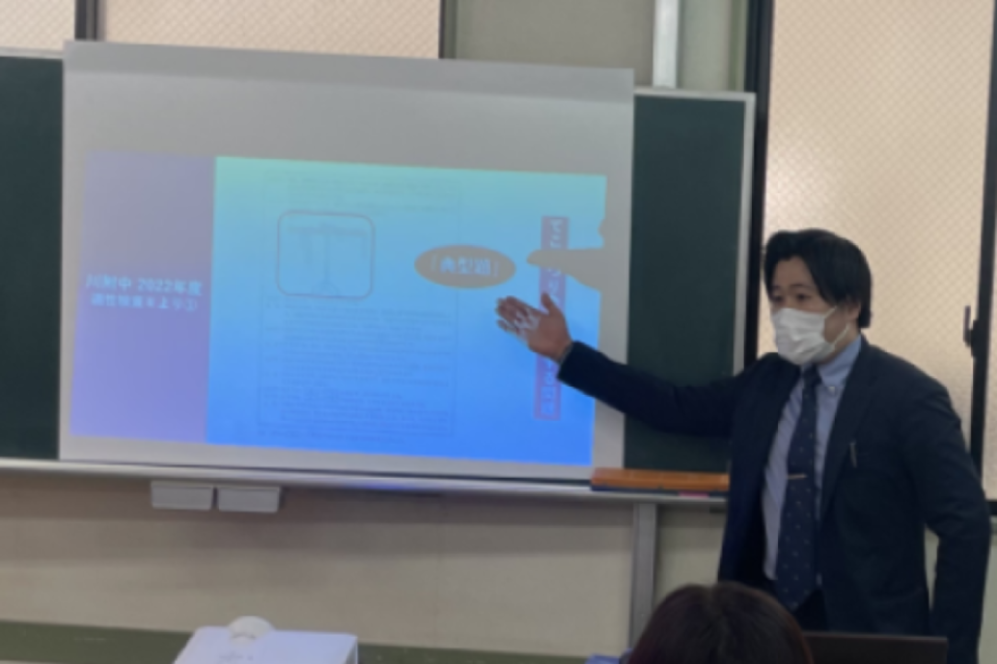 理系問題の傾向を解説する教師