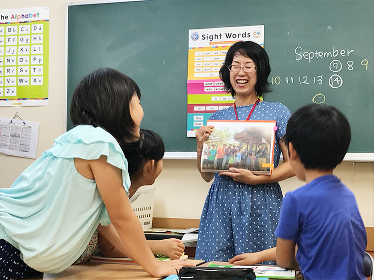 日本人の先生のもと日本語で発語しながら英語を勉強する子供たち